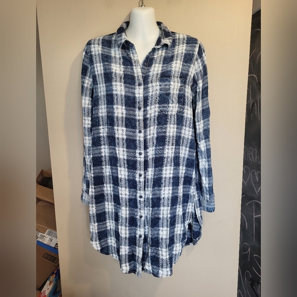 Reitmans Blue and White Plaid Shirt, Size Medium - Picture 1 of 5